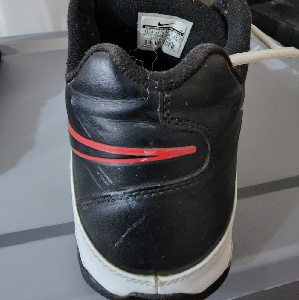 USED MENS NIKE MAXAIR SNEAKERS